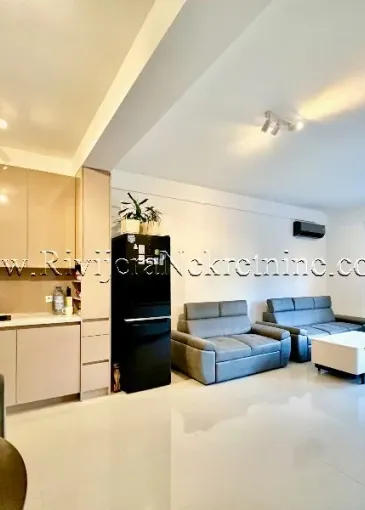 Wohnung zum Verkauf in Dobrota