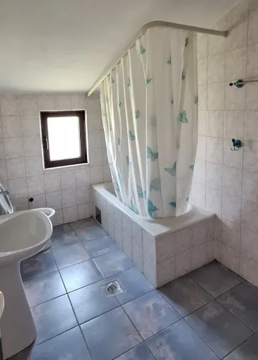House for sale in Spuž