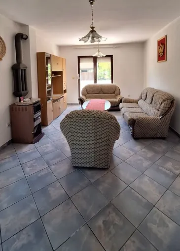 House for sale in Spuž