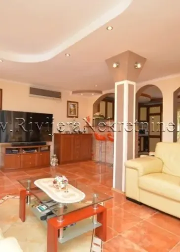 House for sale in Kumbor