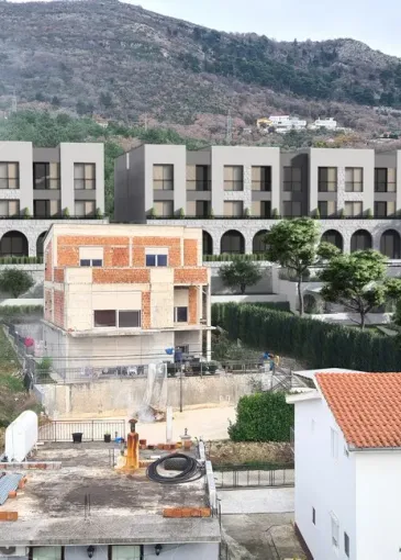 İnşaat halindeki mülk satılık Kavač'de 