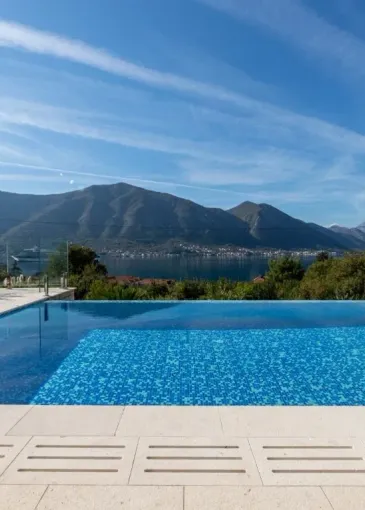 Villa for sale in Dobrota