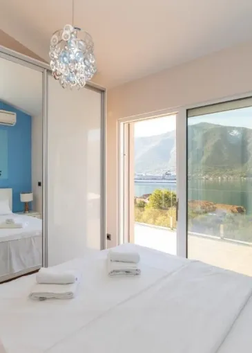 Villa for sale in Dobrota