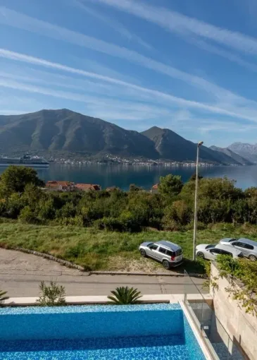 Villa for sale in Dobrota