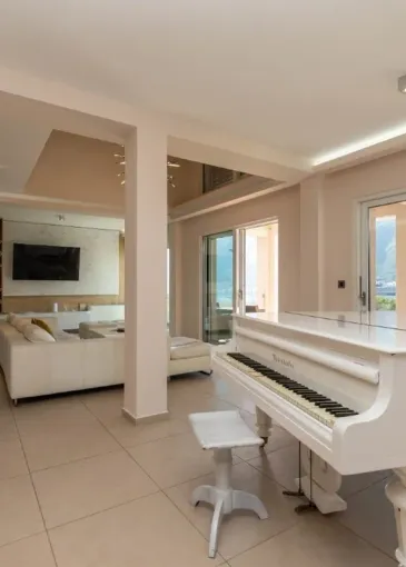 Villa for sale in Dobrota