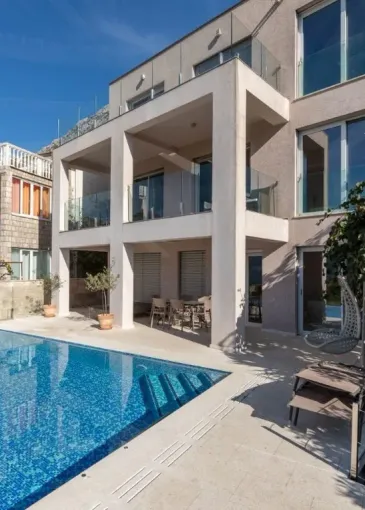 Villa for sale in Dobrota
