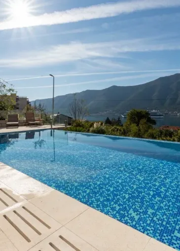 Villa for sale in Dobrota