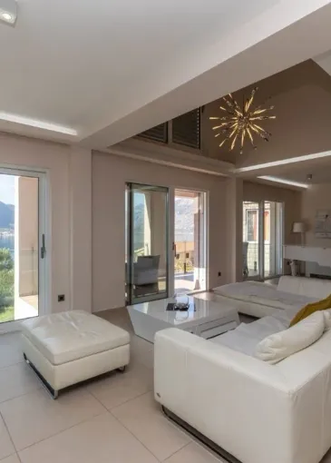 Villa for sale in Dobrota