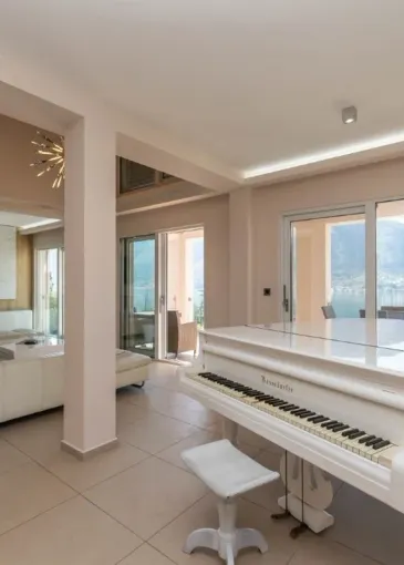 Villa for sale in Dobrota