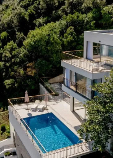 Villa for sale in Njivice