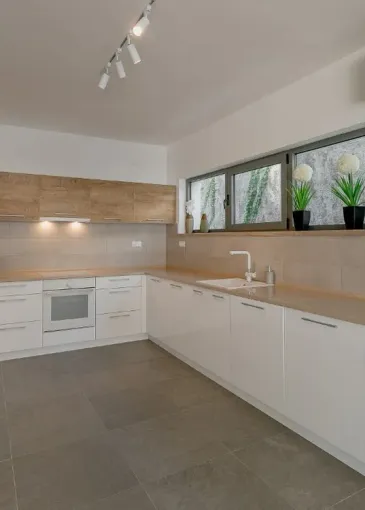 Villa for sale in Njivice