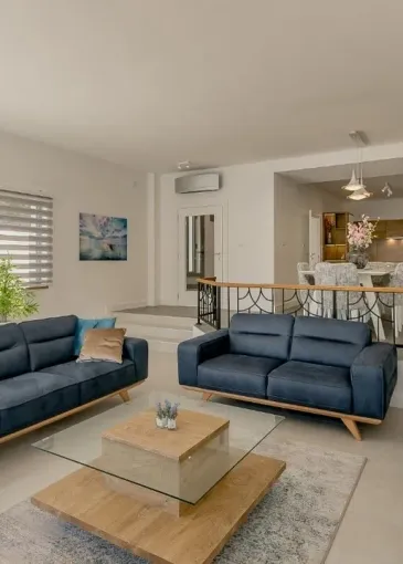 Villa for sale in Njivice