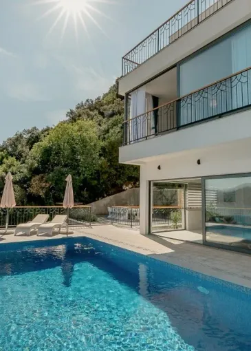 Villa for sale in Njivice