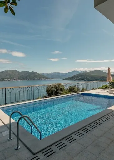 Villa for sale in Njivice