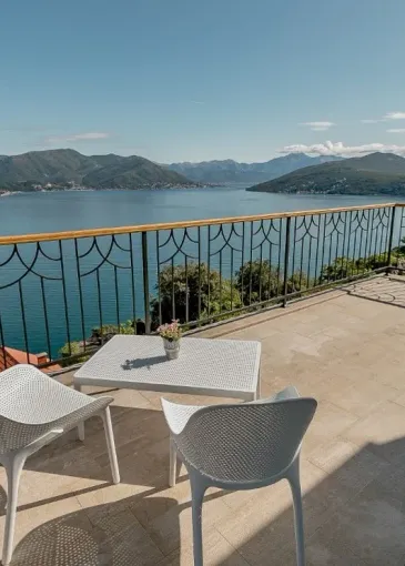 Villa for sale in Njivice