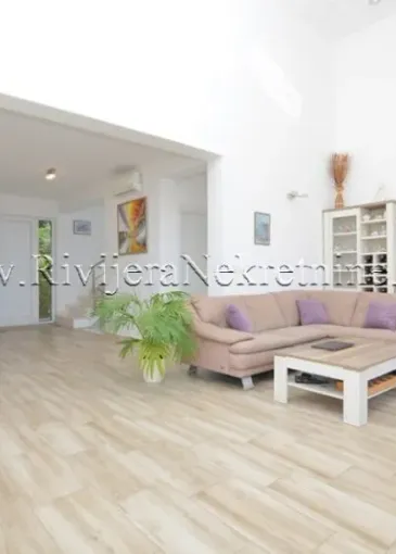 Villa for sale in Kumbor