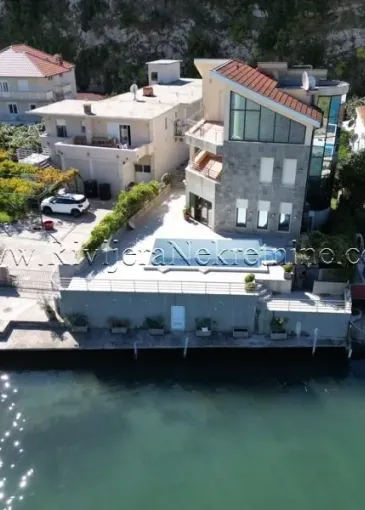 Villa for sale in Njivice