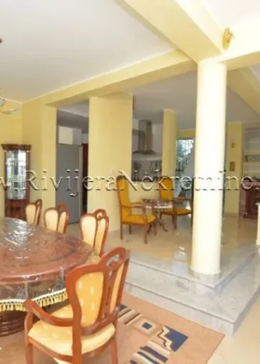 Villa for sale in Njivice