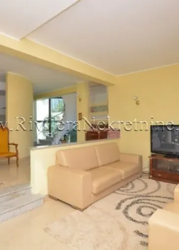 Villa for sale in Njivice