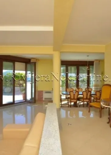 Villa for sale in Njivice