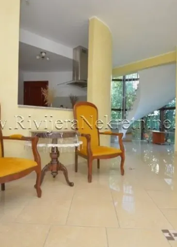 Villa for sale in Njivice