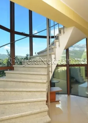 Villa for sale in Njivice