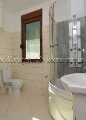 Villa for sale in Njivice