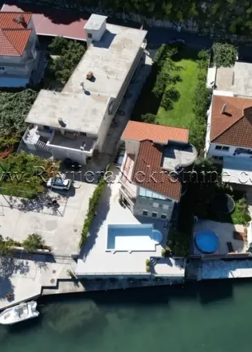 Villa for sale in Njivice