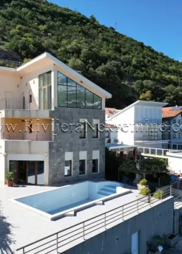 Villa for sale in Njivice