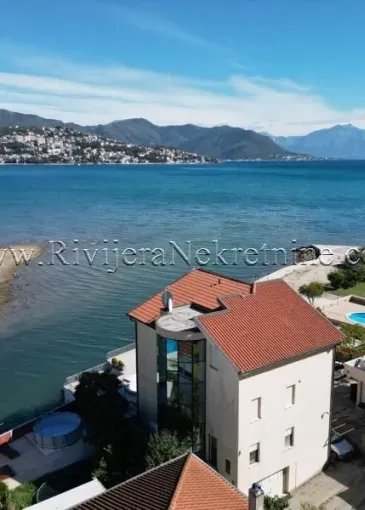 Villa for sale in Njivice