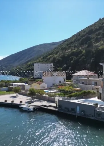 Villa for sale in Njivice