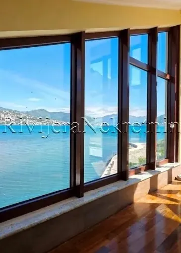 Villa for sale in Njivice