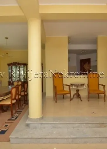 Villa for sale in Njivice