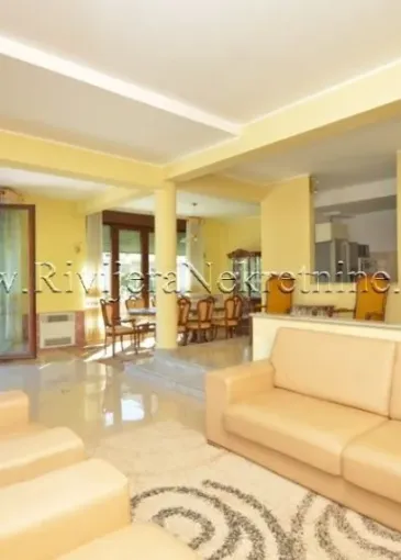 Villa for sale in Njivice