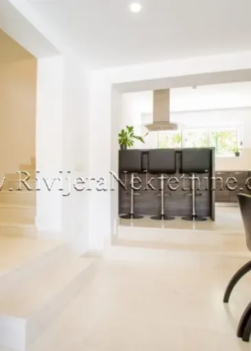 Villa for sale in Stoliv